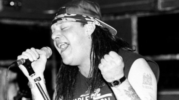 Пол Ди'Ано

Бившият вокалист на Iron Maiden Пол Ди'Ано почина в дома си в Солсбъри на 66-годишна възраст на 21 октомври 2024 г. Роден в Чингфорд, Източен Лондон на 17 май 1958 г., Пол за става известен като вокал на английската хеви метъл група Iron Maiden между 1978 и 1981 г. В периода след кариерата си в Maiden, Ди'Ано издава множество албуми, както като самостоятелен музикант, така и като член на групи като Gogmagog, Battlezone, Praying Mantis и Killers. През последните години беше измъчван от тежки здравословни проблеми, които го ограничаваха да се изявява в инвалидна количка. Пол продължи да забавлява своите фенове по целия свят, като натрупа над 100 концерта от 2023 г. насам. Снимка: Getty Images